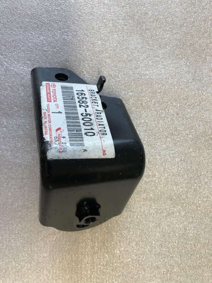 Kpoнштейн рaдиaтора ТОYOТA Lаnd Cruisеr J100 1658250010