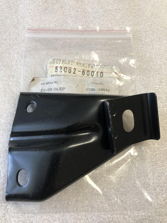 Кронштейн бампера TOYOTA Land Cruiser 80 5206260010