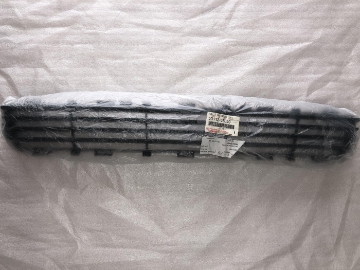 Решетка в бампер центральная TOYOTA AVENSIS T250 2003-2008 5311205050