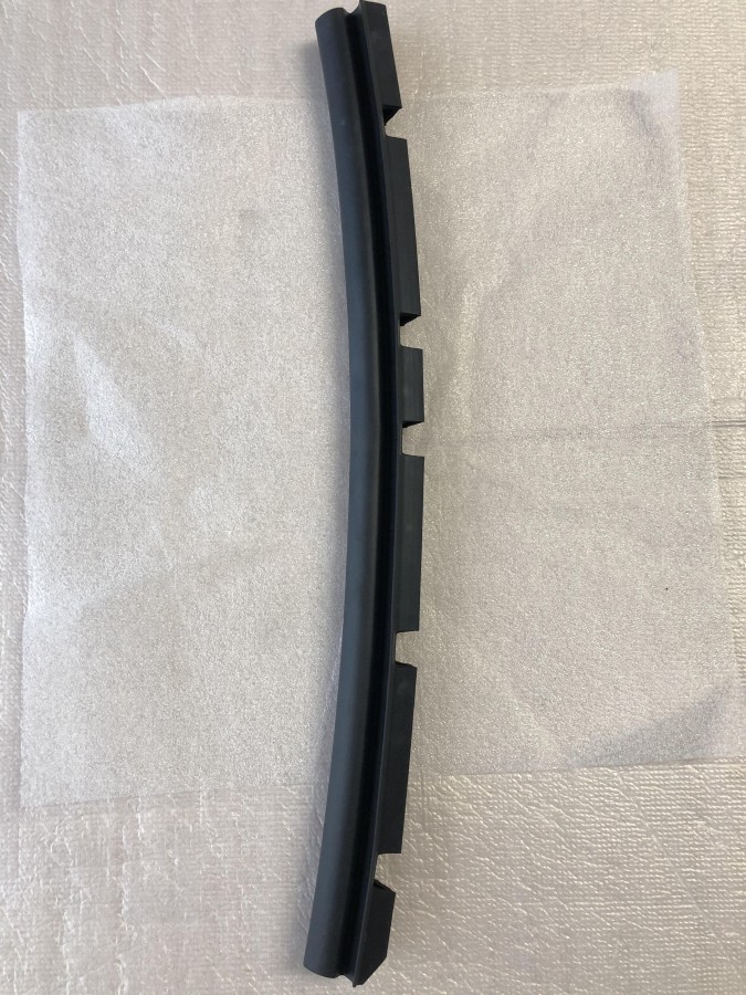 Уплотнитель капота TOYOTA Camry ACV30 5338933021