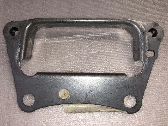 Кронштейн переднего бампера правый LEXUS GS Toyota 5714130040