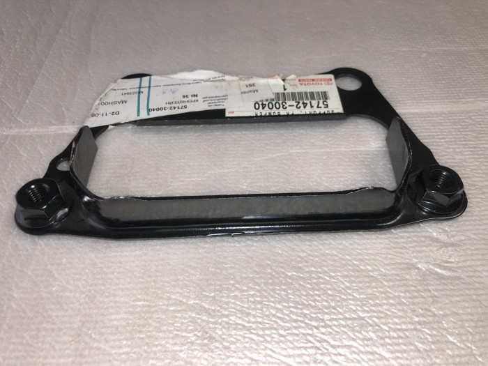 Кронштейн переднего бампера левый LEXUS GS IS TOYOTA 5714230040