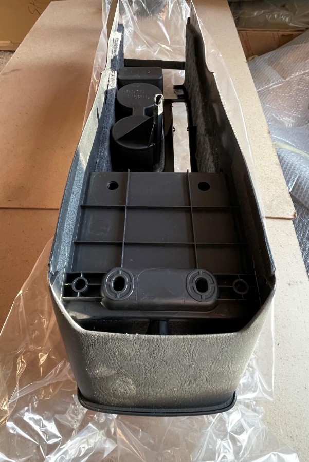 Консоль центральная TOYOTA Corolla E120 2001-2007 5890112481B0