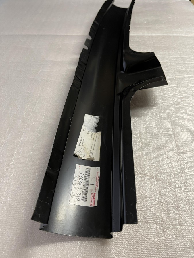 Направляющая, боковина стойки верхняя левая TOYOTA RAV4 6121442020