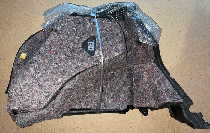 Обшивка багажника правая TOYOTA Corolla E120 6473013250C0