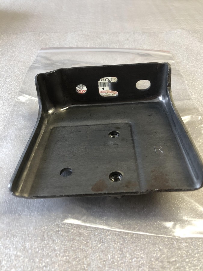 Кронштейн шторки TOYOTA Avensis T250 6493305010 новый оригинальный, в наличии на нашем складе