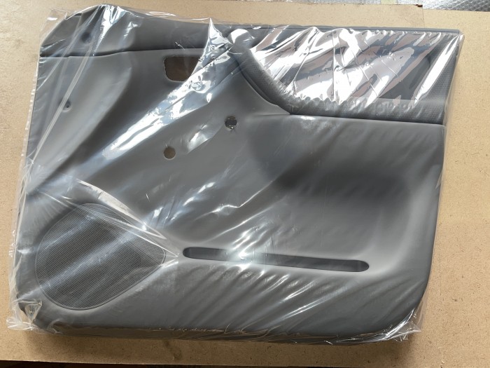 Обшивка передней правой двери TOYOTA Land Cruiser 105 6761060880B2