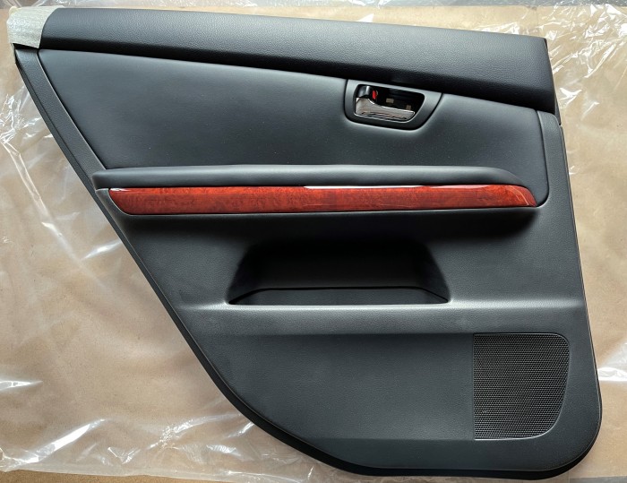 Обшивка двери задней левой Lexus RX300 6764048240C1