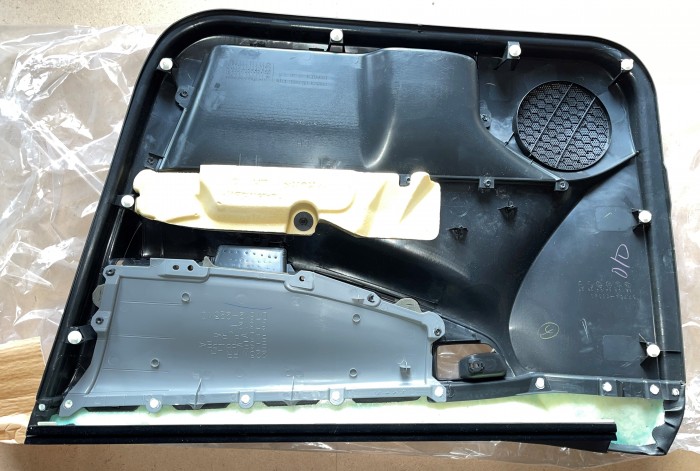 Обшивка двери передней левой TOYOTA Corolla E120 6766013020B1