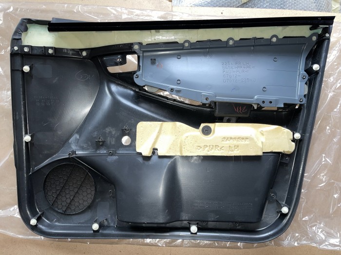 Обшивка двери передней левой TOYOTA Corolla E120 6766013030B1