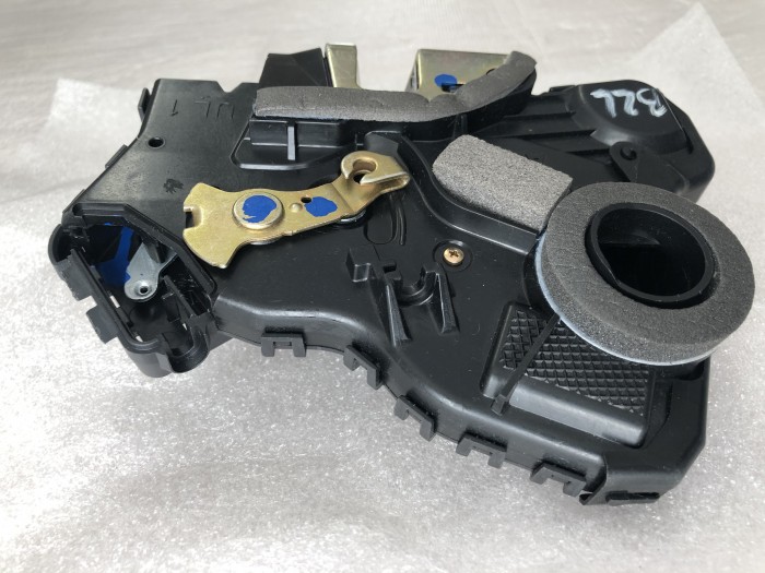 Замок передней левой двери TOYOTA COROLLA E120 6932002091