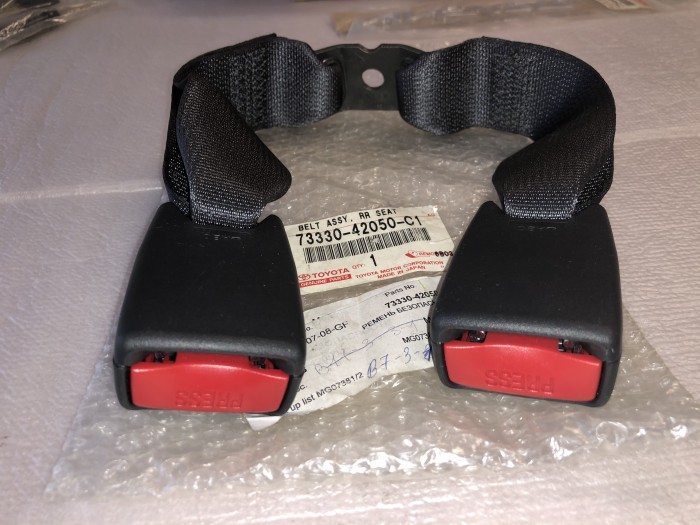 Ремень безопасности TOYOTA RAV 4 CA20 2000-2005 7333042050C1