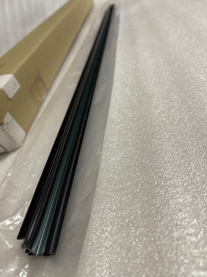 Молдинг (бархотка) окна передней правой двери TOYOTA AVENSIS AT220 7571005020