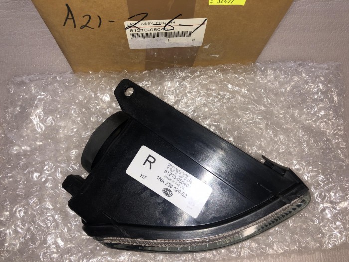 Фара противотуманная Toyota AVENSIS I 1997-2003 8121005040