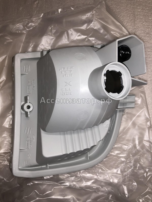Указатель поворота в бампер правый Toyota 8151142050