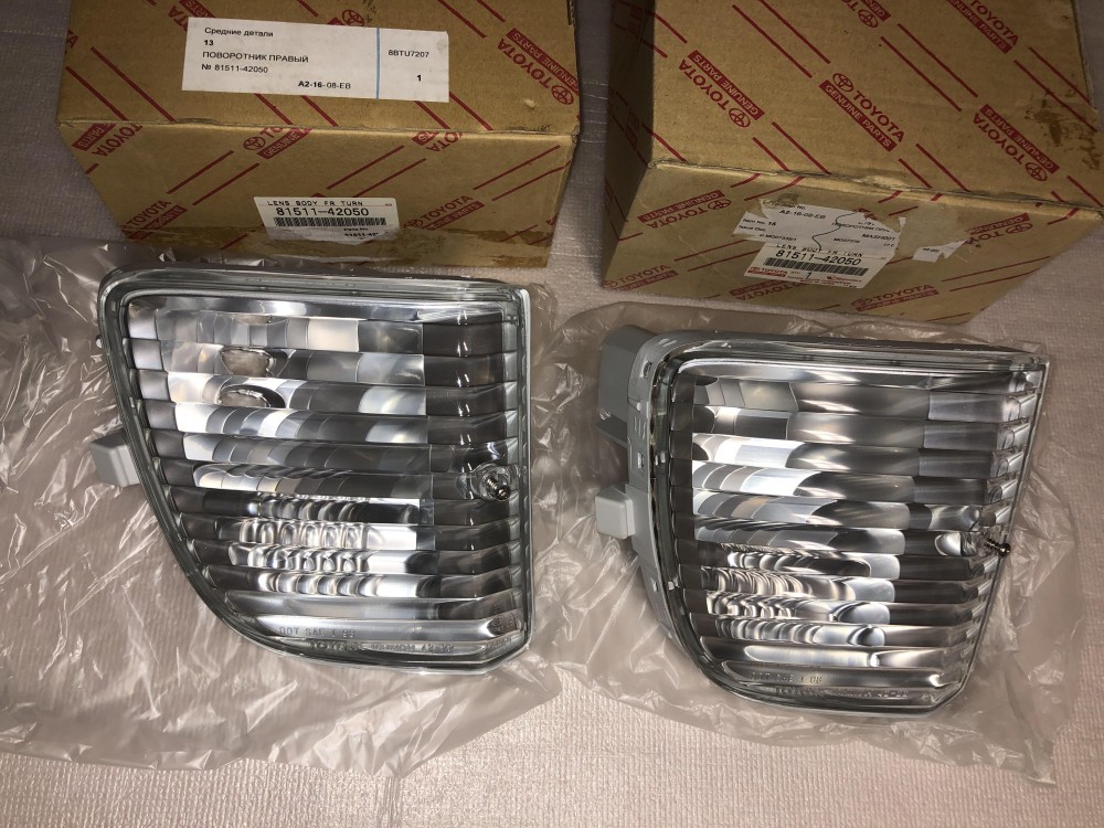 Указатель поворота в бампер правый Toyota 8151142050