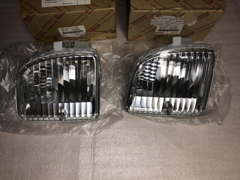 Указатель поворота в бампер правый Toyota 8151142050