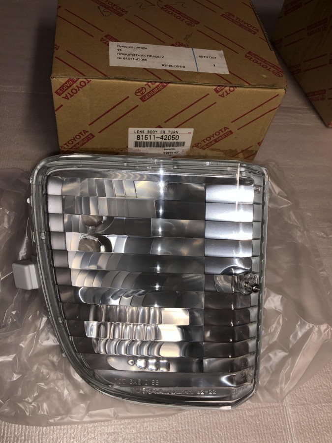 Указатель поворота в бампер правый Toyota 8151142050