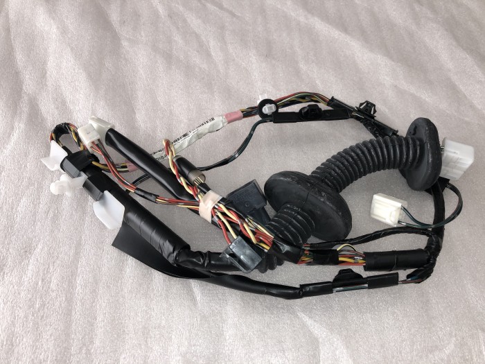 Жгут проводов задней левой двери TOYOTA  Avensis II 2003-2008 8215405170