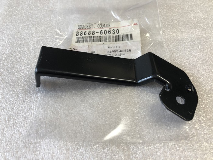 Кронштейн кондиционера TOYOTA Land Cruiser Prado 8868860630