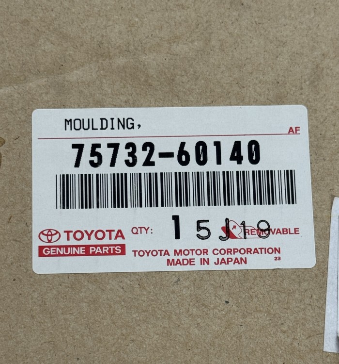 Молдинг передней левой двери Toyota LAND CRUISER 100 7573260140