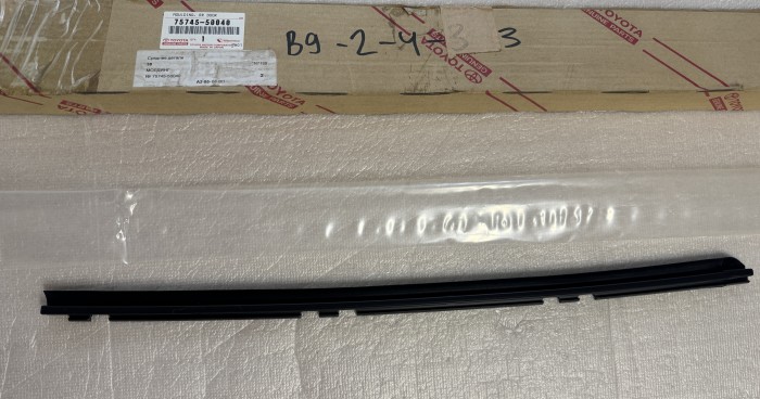 Молдинг двери задней правой Lexus Ls430 7574550040